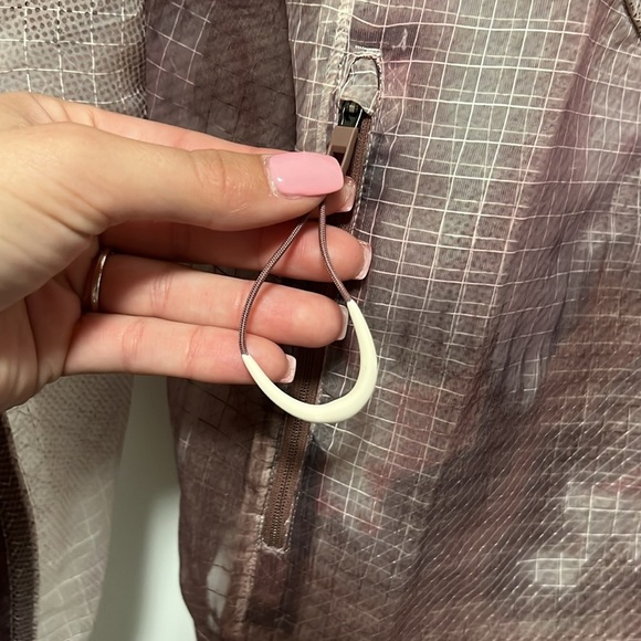 Lululemon NWT Translucent Hooded Jacket CANADA EXCLUSIVE - Picture 10 of 16